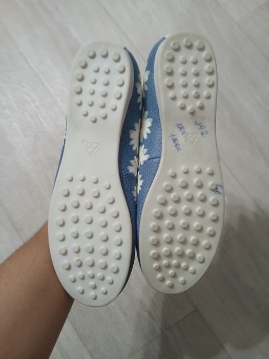 Отдаю  балетки с цветочным окрасом.