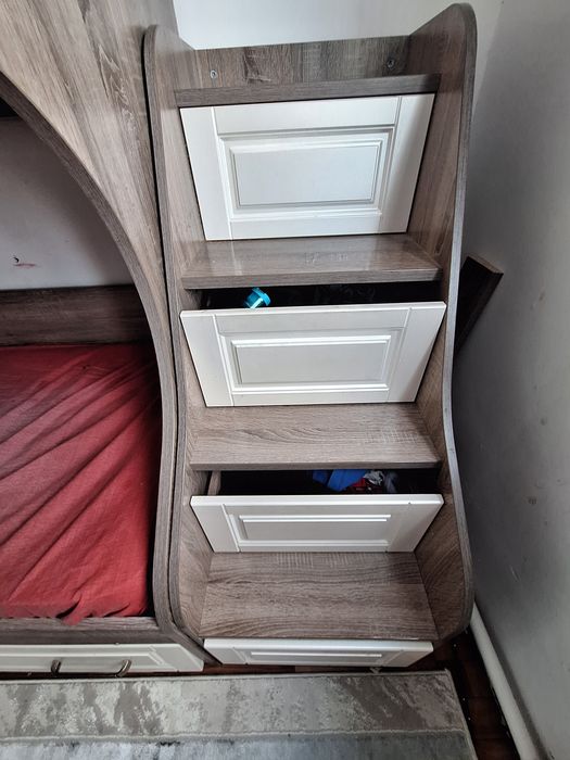 Двухярустный кровать