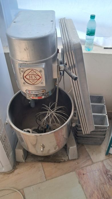Katta mikser 4 ta patnisi bor