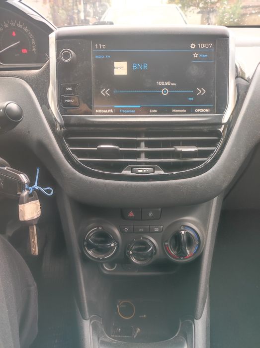 Дисплей (навигация)за Пежо-208