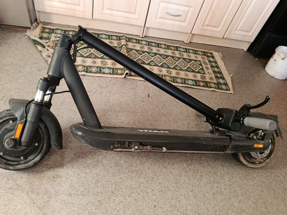 Vând trotineta titan