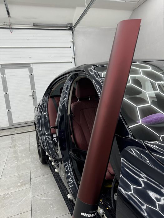 Avtomobil rangini o'zgartirish uchun rangli plyo'nka