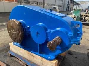 Редукторы разных типов: ЦУ, Ц2У, Ц2Н,