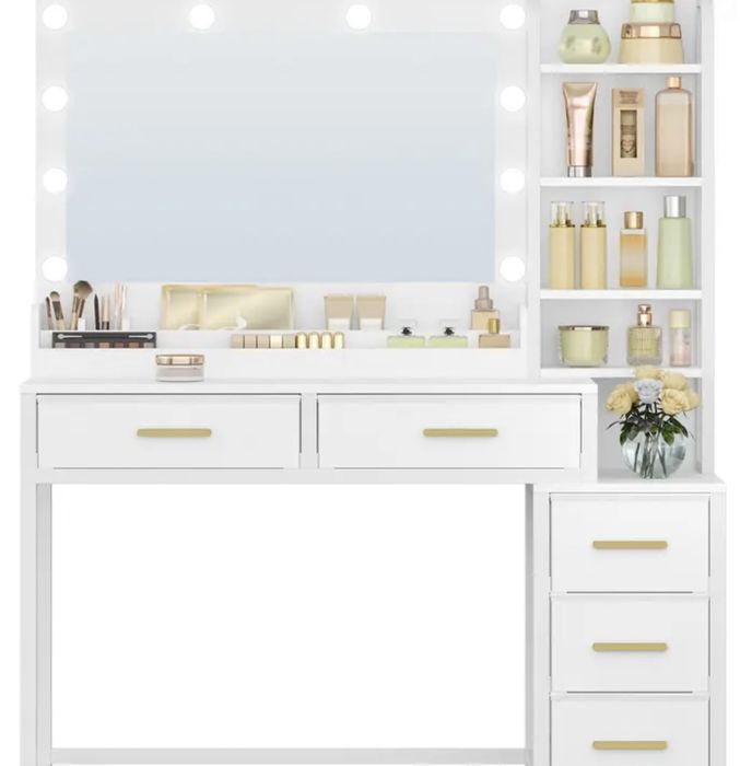 Модерна бяла тоалетка за грим