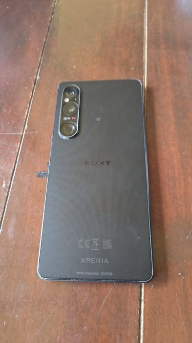 Sony Xperia 1VI със счупено стъкло