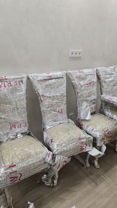 Продам стол и стулья в гостиную
