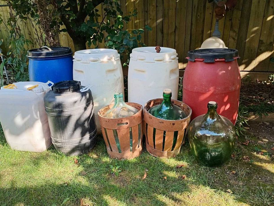 Recipiente: Butoaie plastic (120L / 50L) și Damigene sticlă 25L