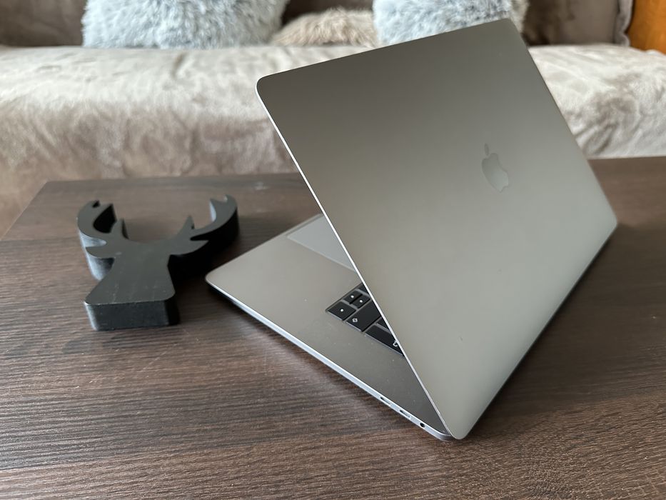 MacBook Pro 2017 Touchbar (15", Retina, A1707) 500 GB SSD, Intel i7, AMD Radeon 4 GB, 16 GB RAM