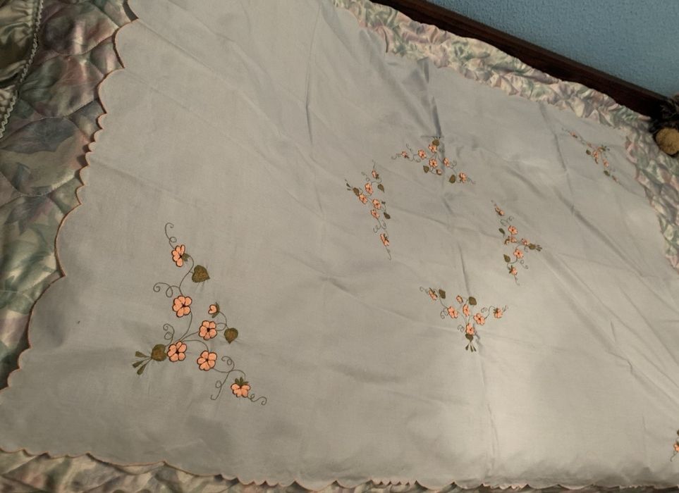 Perdea macrame lucrata manual si fata de masa