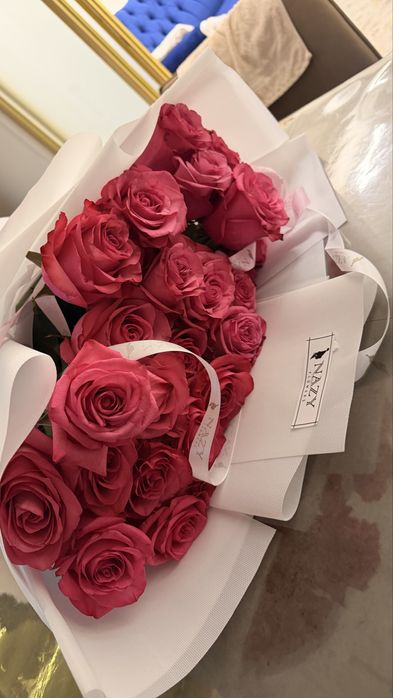 Свежие белые розы