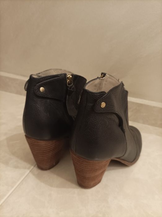 Дамски боти от естествена кожа.