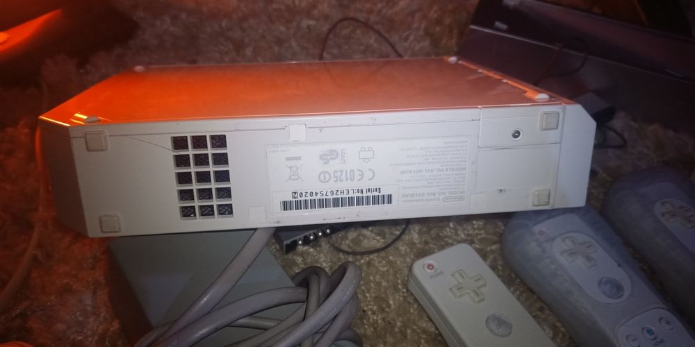 Wii конзола с контролери, кабели и всичко необходимо за игра