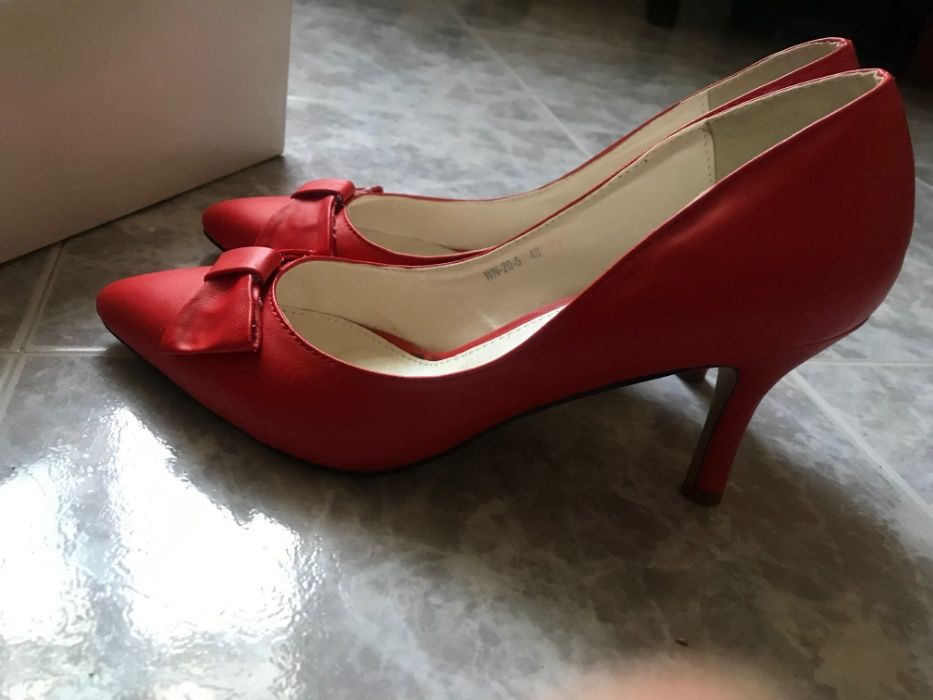 Продавам чисто нови обувки