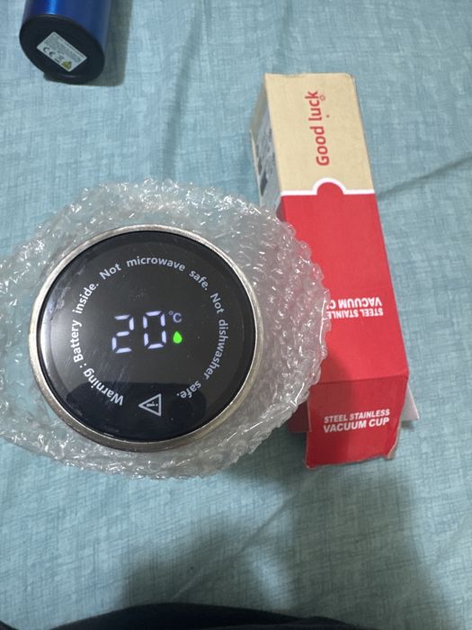 Vand termos smart care afiseaza temperatura.