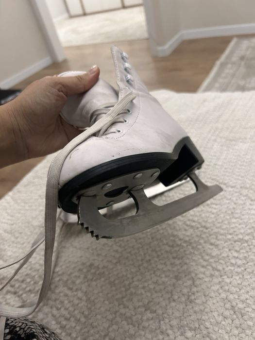 Продам коньки для фигурного катания