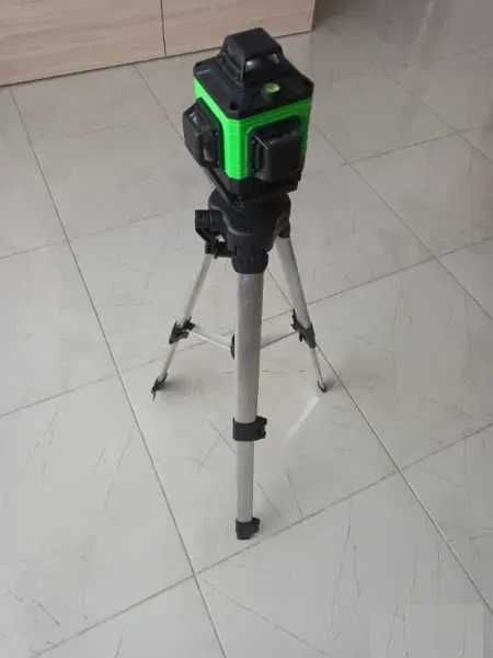 Лазерен нивелир 16 линии + 2 батерии, дистанционно, трипод 1м, IP54