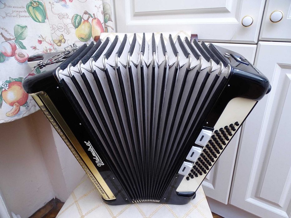 Много запазен стар акордеон Велтмайстер 60 баса