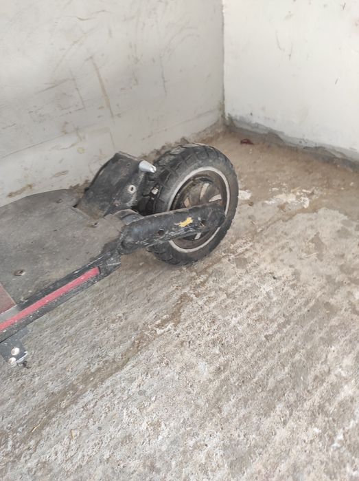 Vând trotineta Hugo G2 pro