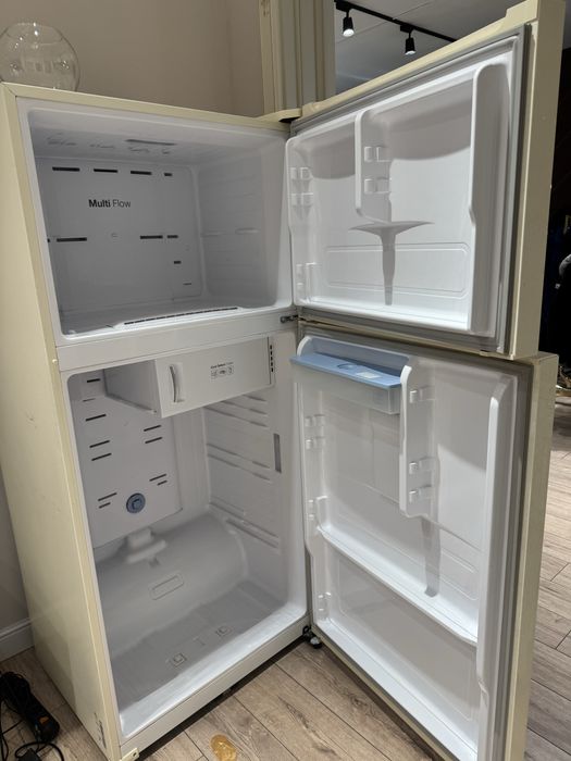 Холодильник Samsung с диспенсером воды