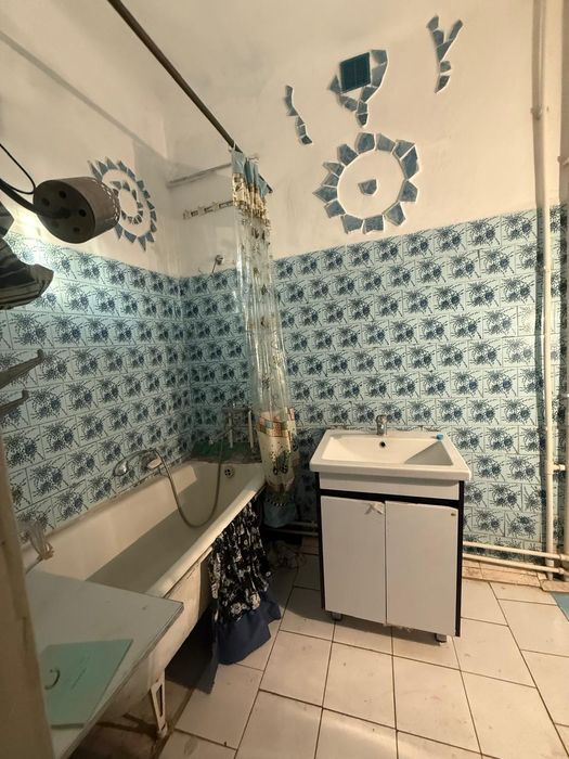 Продам 1ую р-н Достык Молла