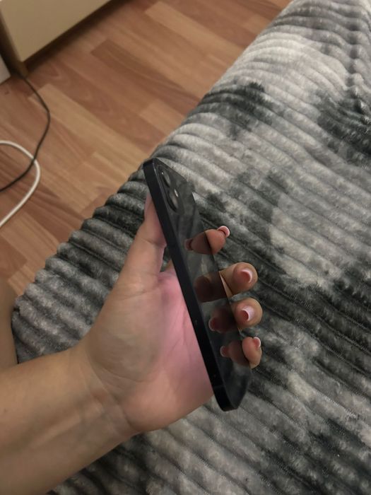 Продам Айфон 12