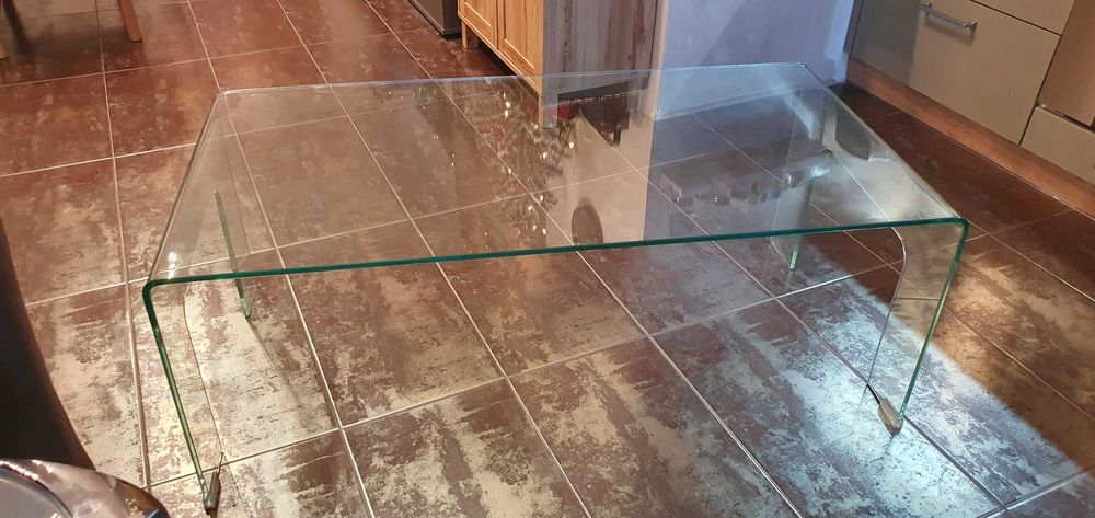 Дизайнерска холна маса от огънато стъкло с изрязани крака