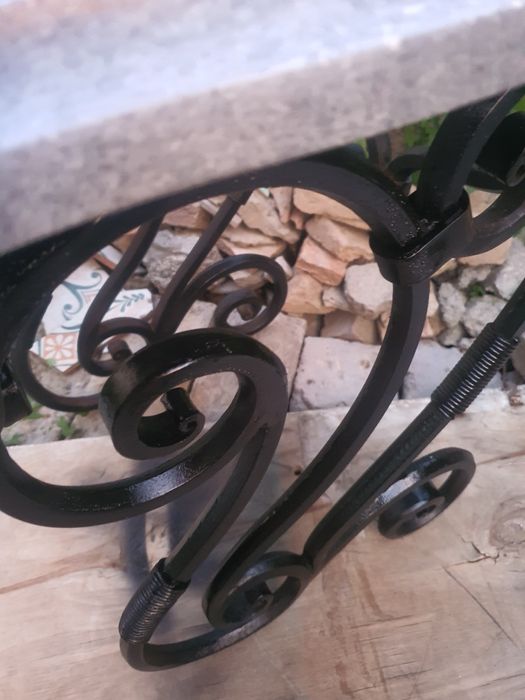 Прикаминный  табурет  выполнен из металла  и мрамора ручной работы