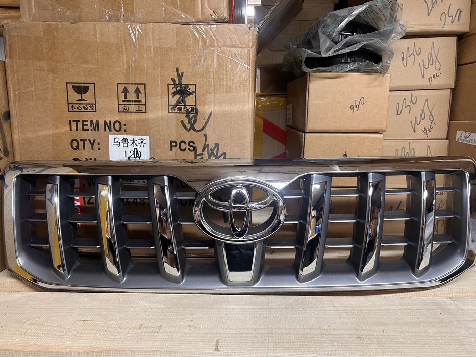 PRADO 120 решетка хром с значком