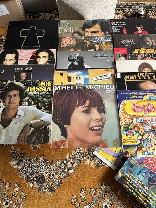 Vand cd si viniluri cu muzica originale
