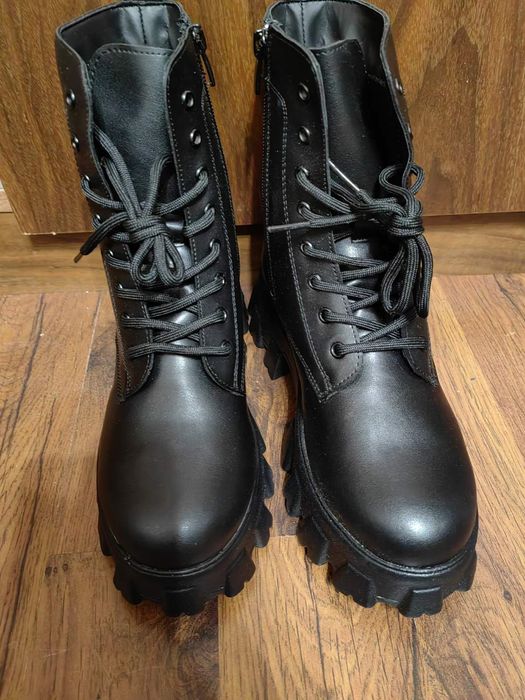 Черни,  модерни, масивни ботуши