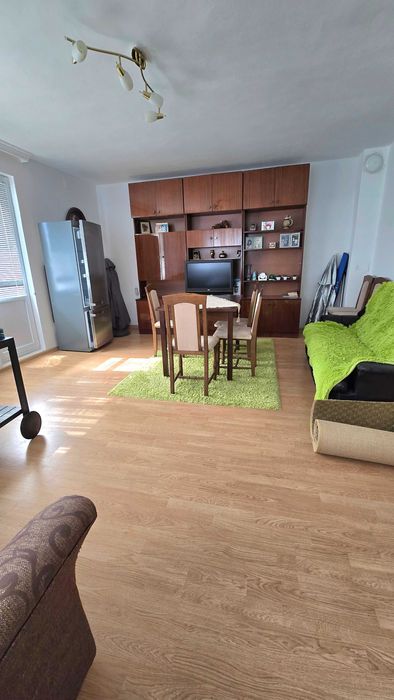 Дава се под наем Етаж от къща в Търговище, Център - 94 кв.м за 54860.7 € - Снимка #1