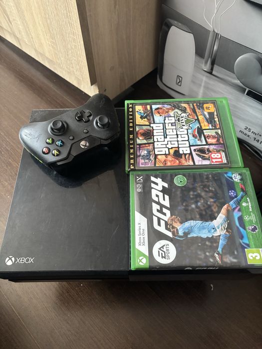 Xbox one cu 1 maneta si 3 jocuri