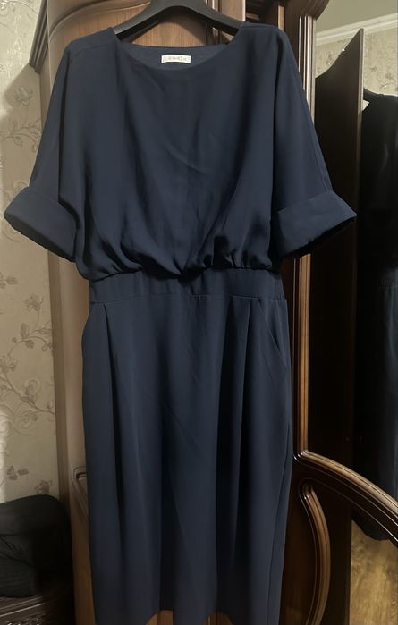 Продам платье синего цвета ниже колен до 48 размера