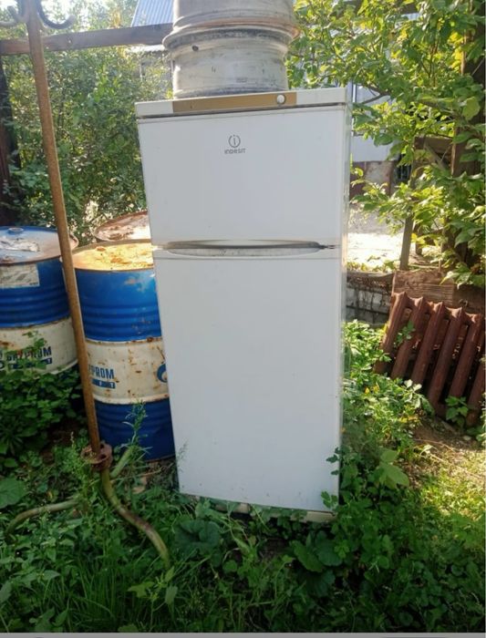 Холодильник Indesit под ремонт