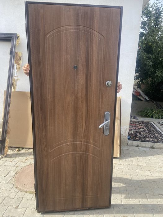 Продам входную дверь