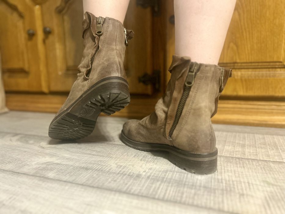 Cizme piele intoarsă