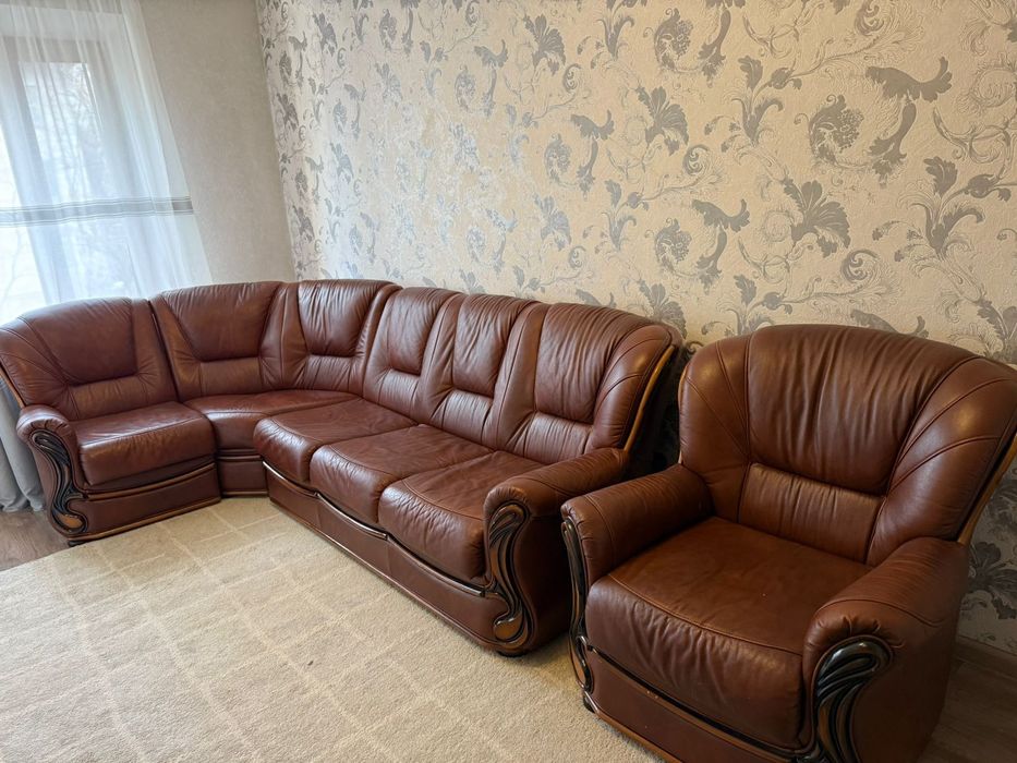 Продаём угловой диван кожаный.