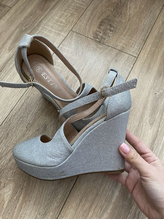 Дамски обувки на платформа