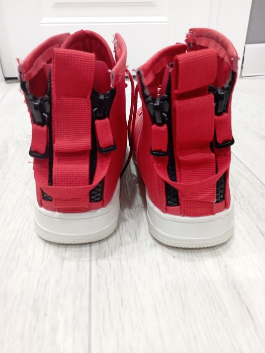 Продам красные кроссовки взрослые