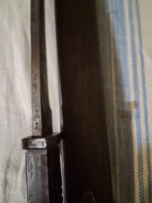 Продавам нож голям