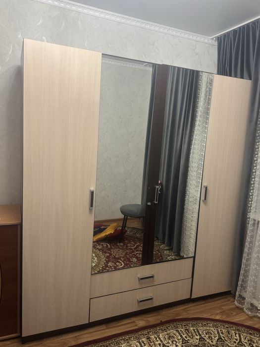 Шкаф сатылады айнасы бар