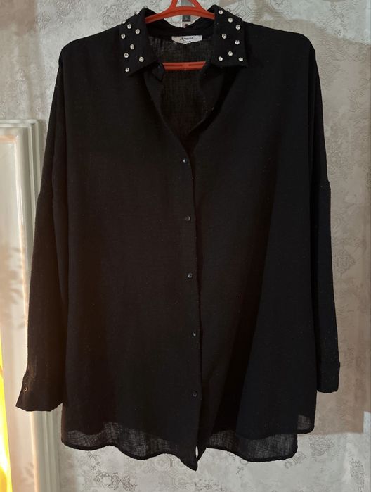 Чёрная рубашка со стразами на воротнике — стильная и скромная