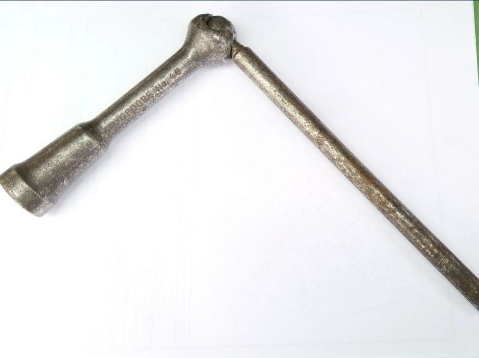 Стари инструменти : чук за коса, менгеме, ключ Гедоре №22, рукан, клин