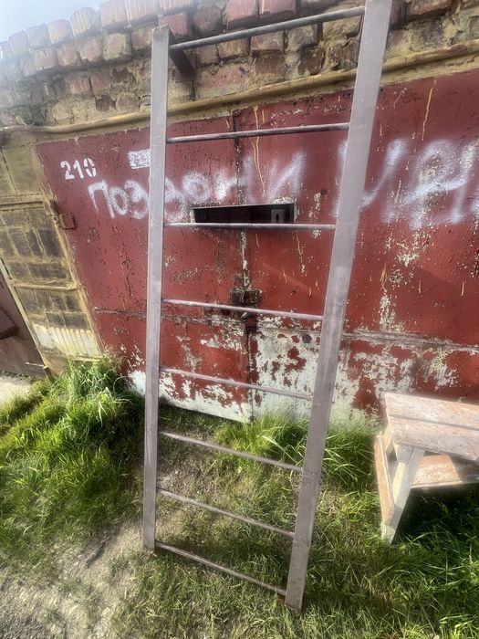 Продам лестницу металическую.