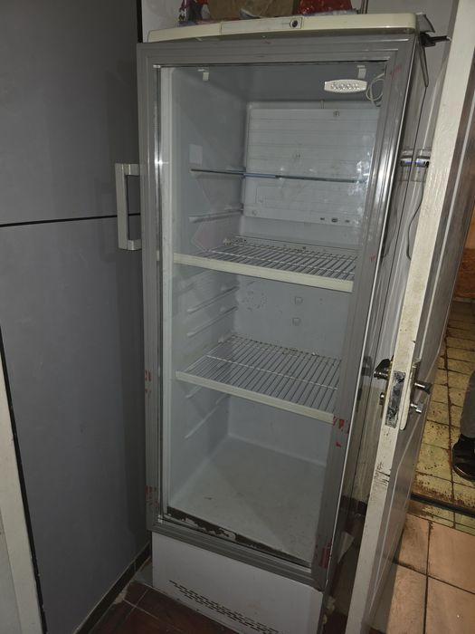 Продам витринный холодильники