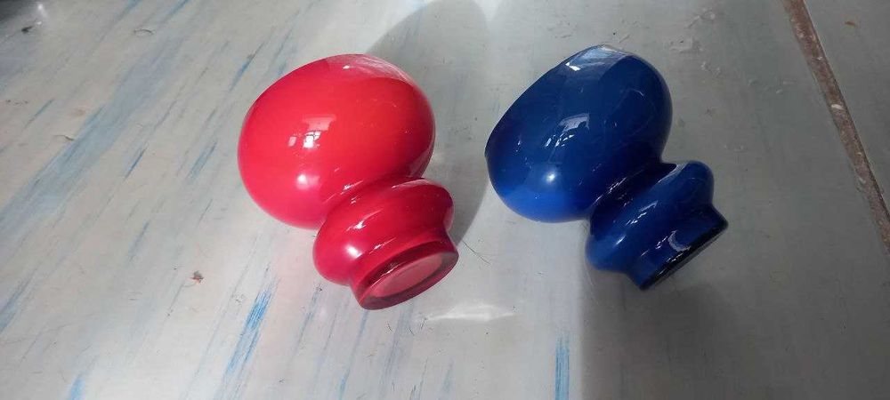 Продам две винтажные вазы одинакового размера, разного цвета