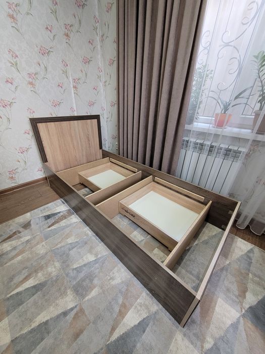 Две кровати с матрасами и ящиками