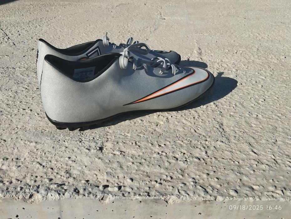 Оригинални обувки за лека атлетика/футбол