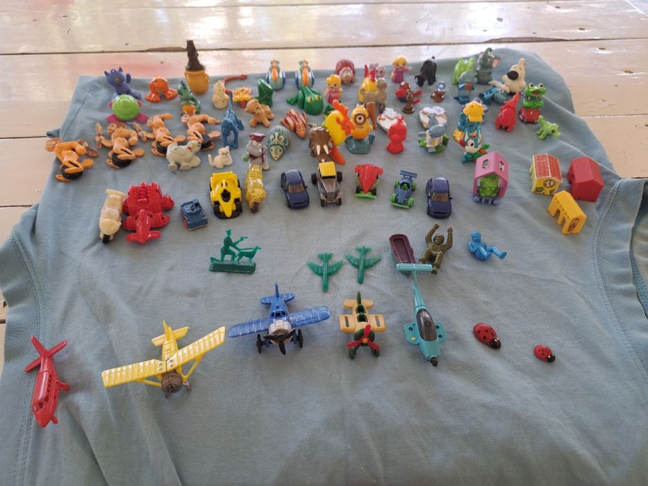 Игрушки от Киндер сюрприза. Маленькие машинки и вертолёты