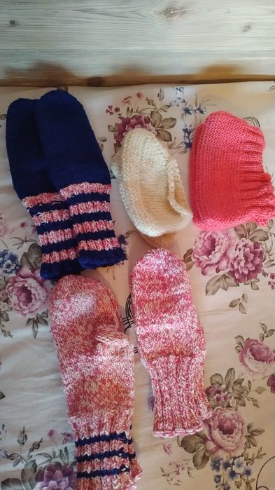 Ръчно плетени чорапи и терлици за деца